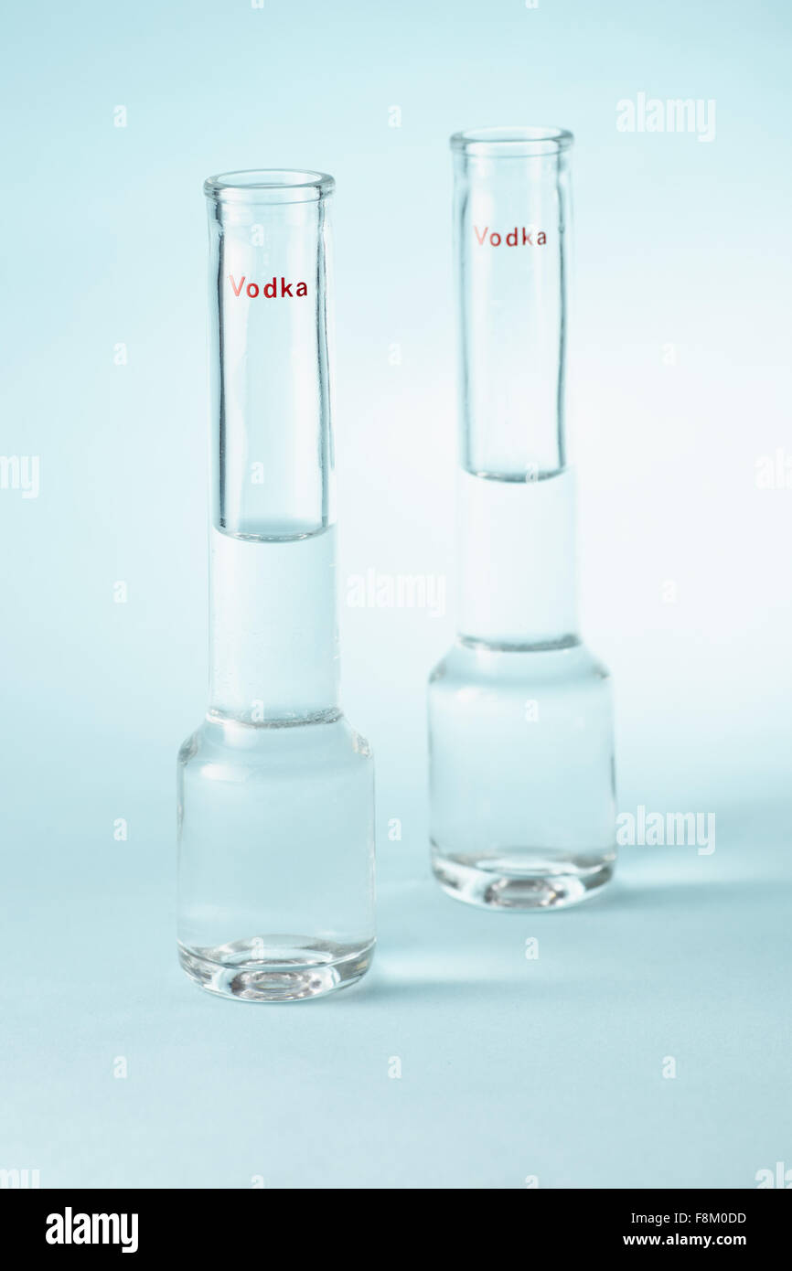 La vodka vetro su uno sfondo blu Foto Stock