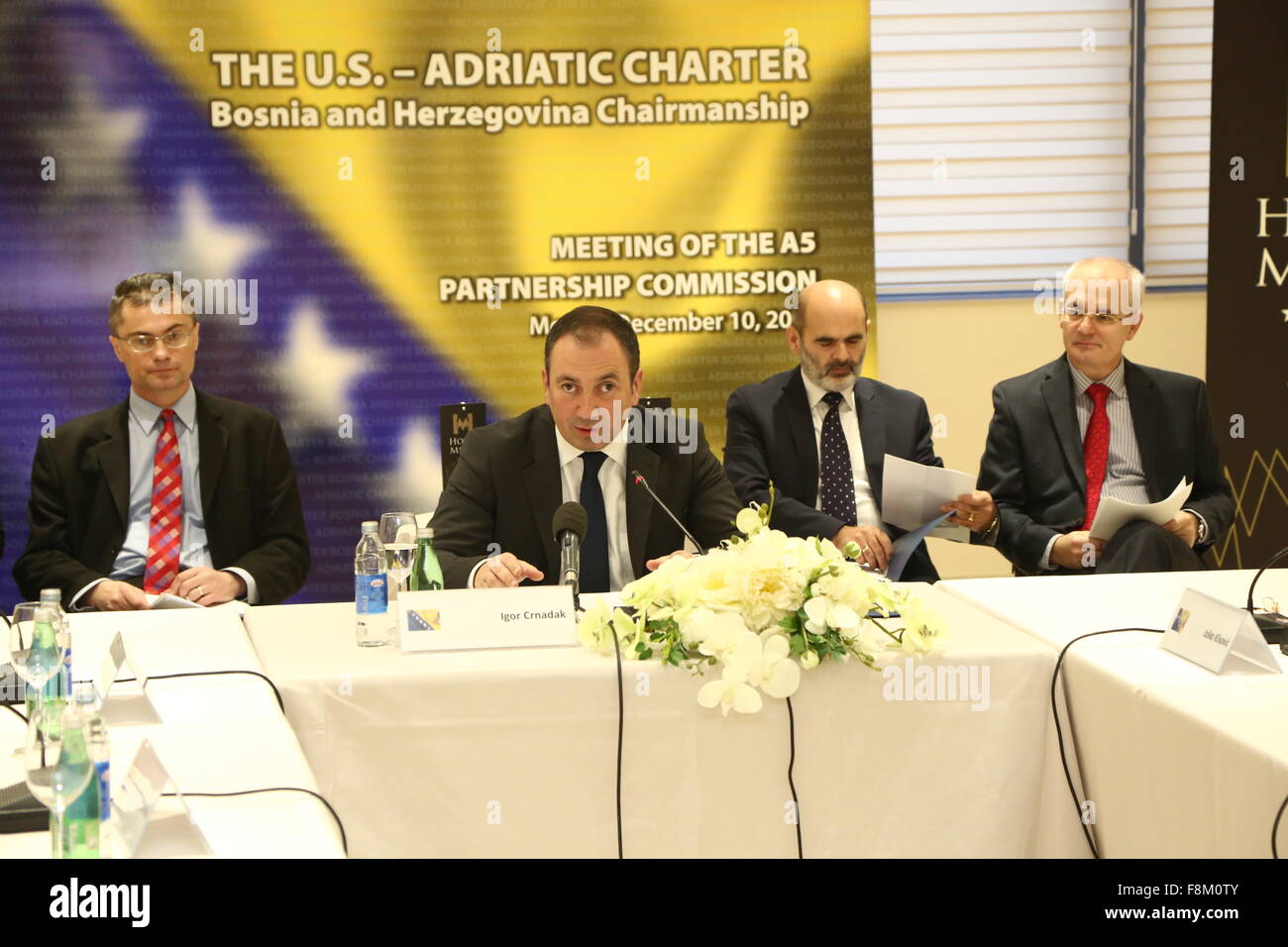 Mostar, BiH. Decimo Dec, 2015. Il ministro degli Affari Esteri della Bosnia ed Erzegovina (BiH) Igor Crnadak (2 L) apre la sessione di U.S.-Adriatico Charter riunione del comitato, a Mostar, BiH, a Dic. 10, 2015. I membri dell'U.S.-Adriatico Charter, che include l'Albania, la Bosnia Erzegovina, Montenegro, Croazia, Macedonia e gli Stati Uniti, tenere il Comitato di partenariato regolarmente la riunione a livello di ministri degli esteri o i loro assistenti. © Haris Memija/Xinhua/Alamy Live News Foto Stock