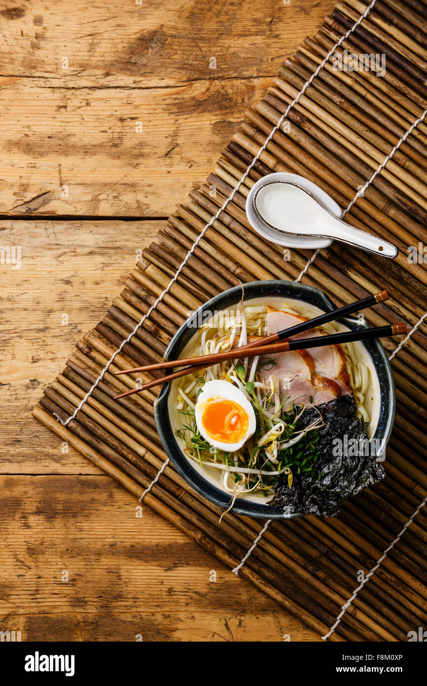 Udon noodle con bollito di maiale, di germe di grano e uova su sfondo di legno Foto Stock