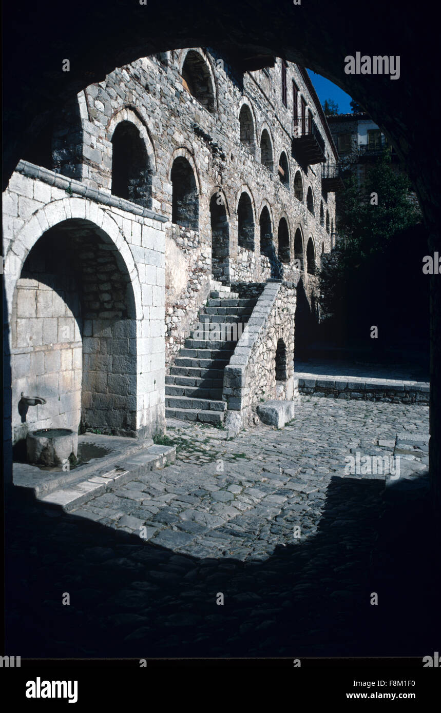 Celle dei monaci e cortile in epoca bizantina Hosios Loukas o Hossios Loukas (1011) monastero. Distomo Beozia Grecia Foto Stock