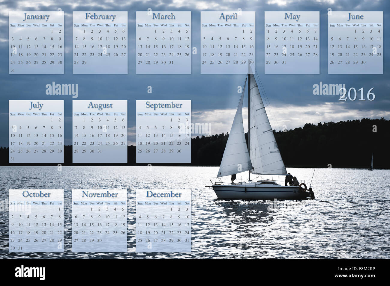 Blue Moon vela calendario 2016 vista sul lago Nidzkie in Ruciane-Nida, la Masuria Lake District in Polonia, l'Europa. Twilight vela Foto Stock