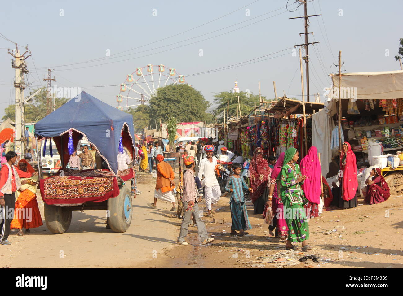 Pushkar, India, Novembre 27, 2012. Popolo Indiano a Puskar fiera. Il Cammello Pushcar equo, tenuto ogni novembre, Pushkar Camel Fair Foto Stock