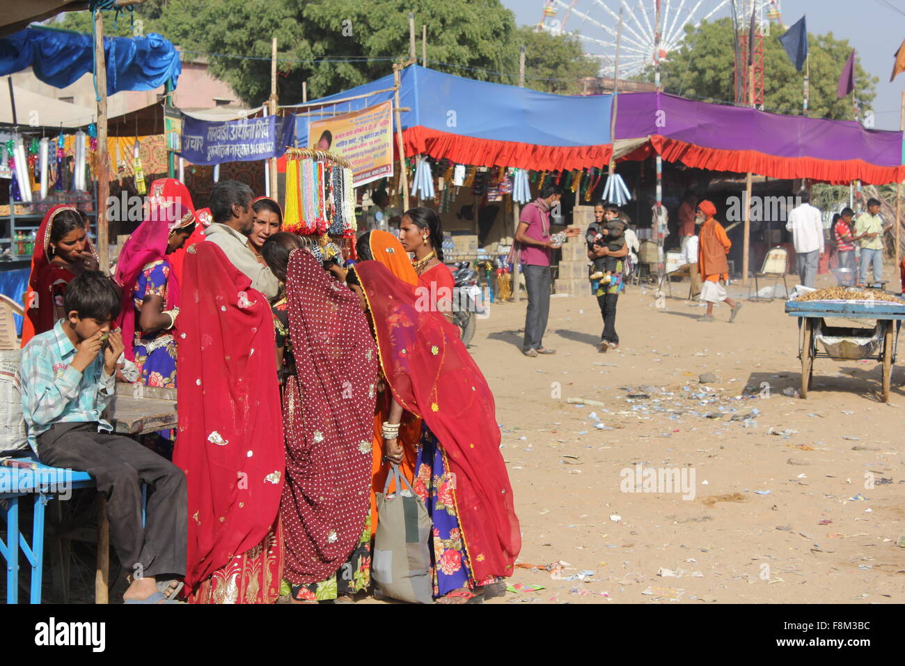 Pushkar, India, Novembre 27, 2012. Popolo Indiano a Puskar fiera. Il Cammello Pushcar equo, tenuto ogni novembre, Pushkar Camel Fair Foto Stock