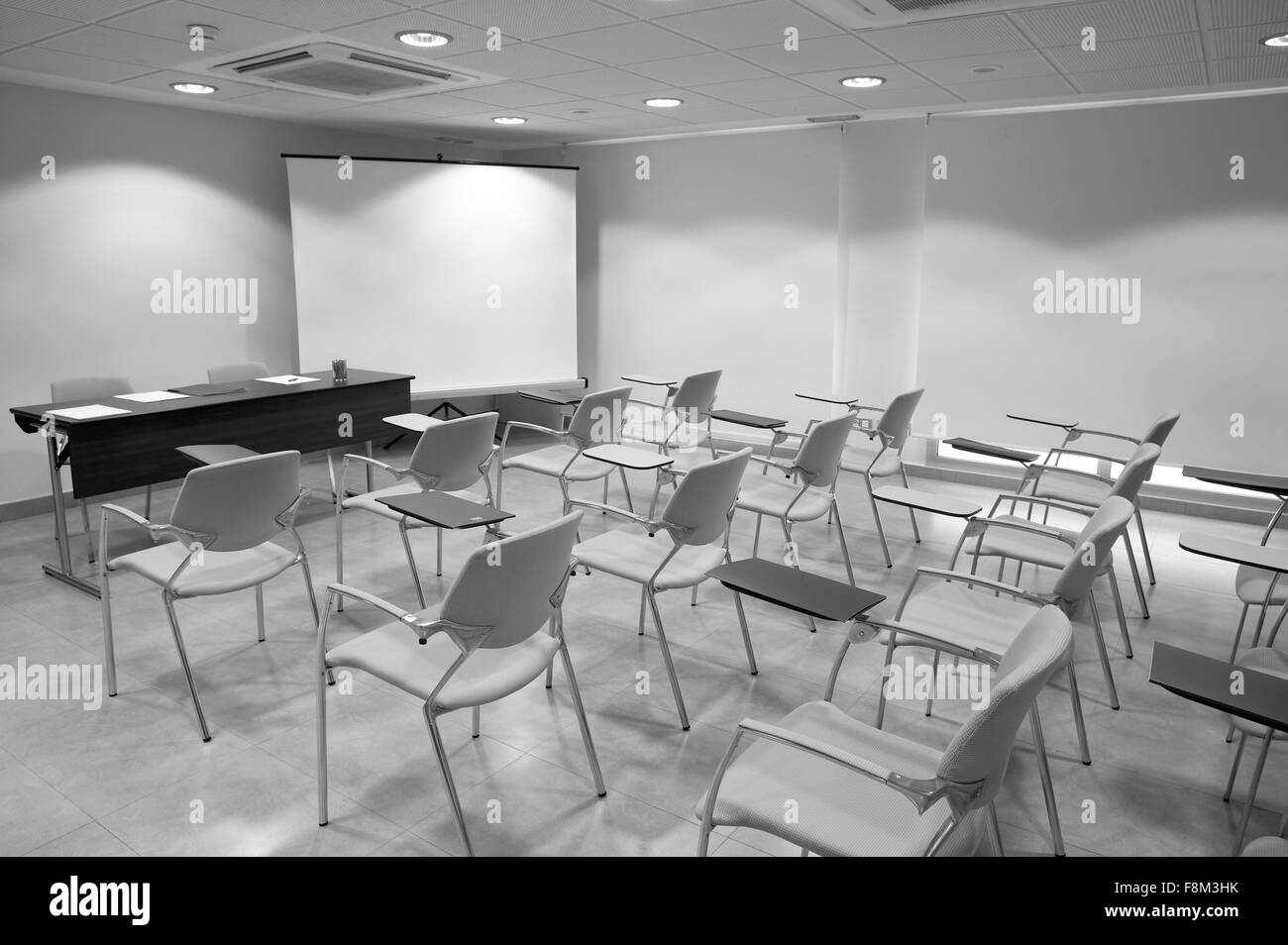 Aula con la scuola sedie e scrivania in bianco e nero Foto Stock