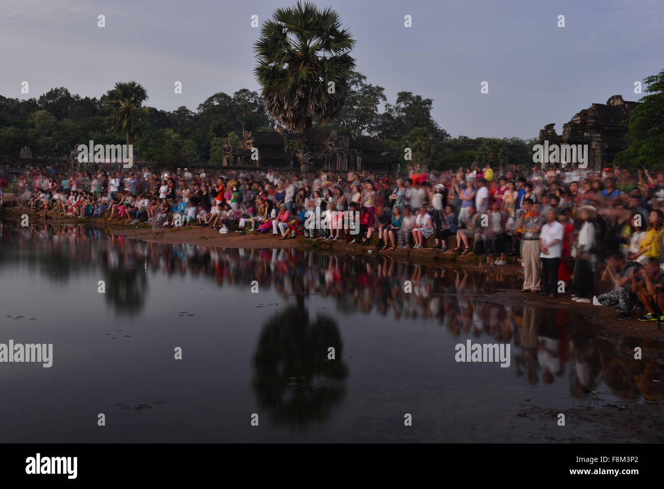 I turisti a guardare l'alba a Angkor Wat, Cambogia Foto Stock