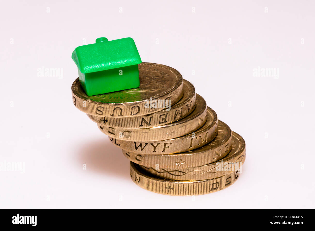 Concetto foto illustrante la finanza e concetto di denaro pila di monete sterlina GBP Foto Stock