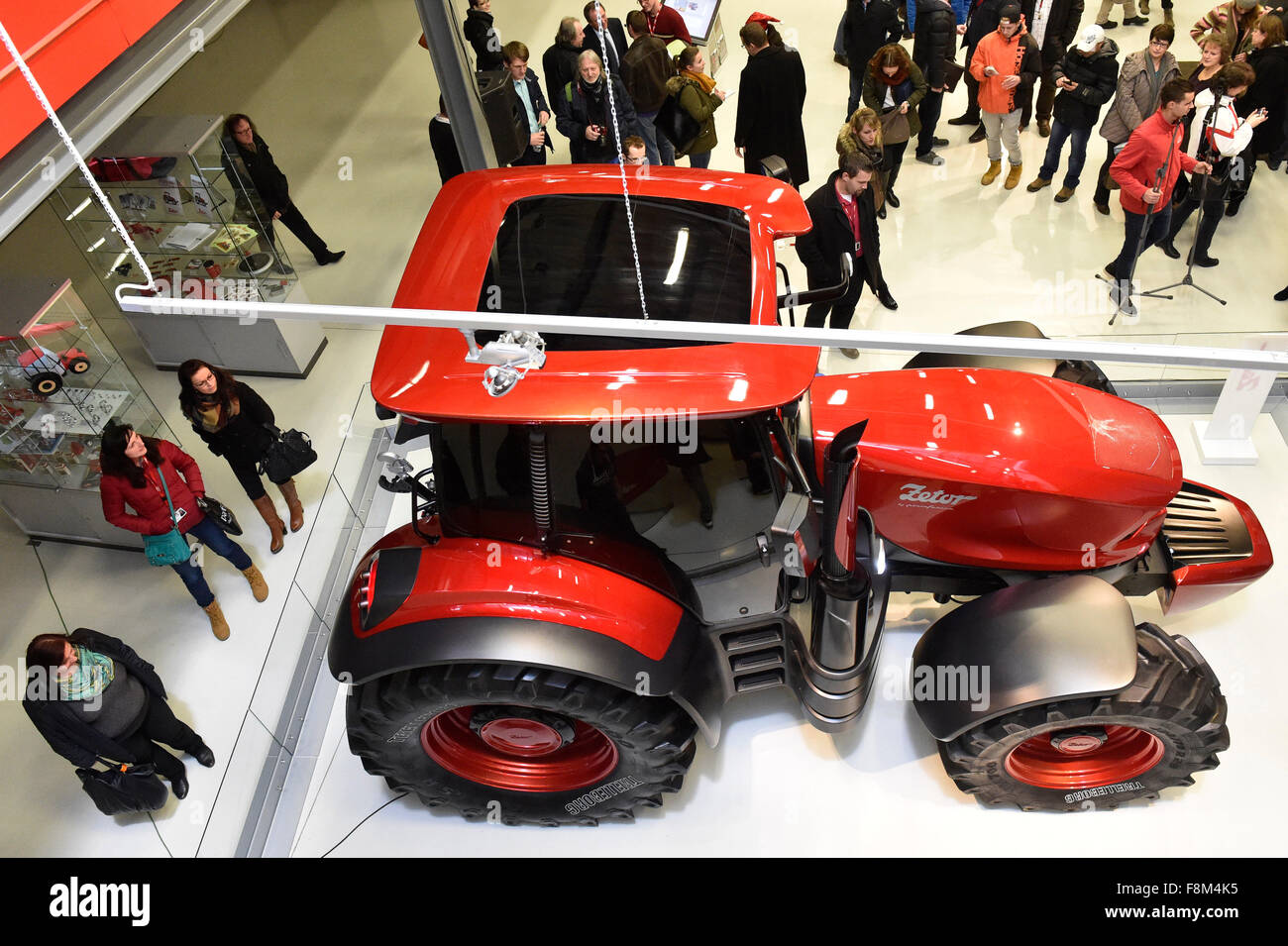 Brno, Repubblica Ceca. Decimo Dec, 2015. Azienda ceca ZETOR TRACTORS presenta un nuovo design dalla vettura italiana studio di design Pininfarina alla festa di Natale di Brno, in Repubblica ceca, 10 dicembre 2015. Il nuovo design è stato presentato ufficialmente in occasione del 2015 Fiera di Hannover in Germania un mese fa e sarà applicata a tutti i trattori devono essere fabbricate in futuro. L'impresa ritiene che la cooperazione con la ditta italiana rafforzerà il suo prestigio nel mondo. © Vaclav Salek/CTK foto/Alamy Live News Foto Stock