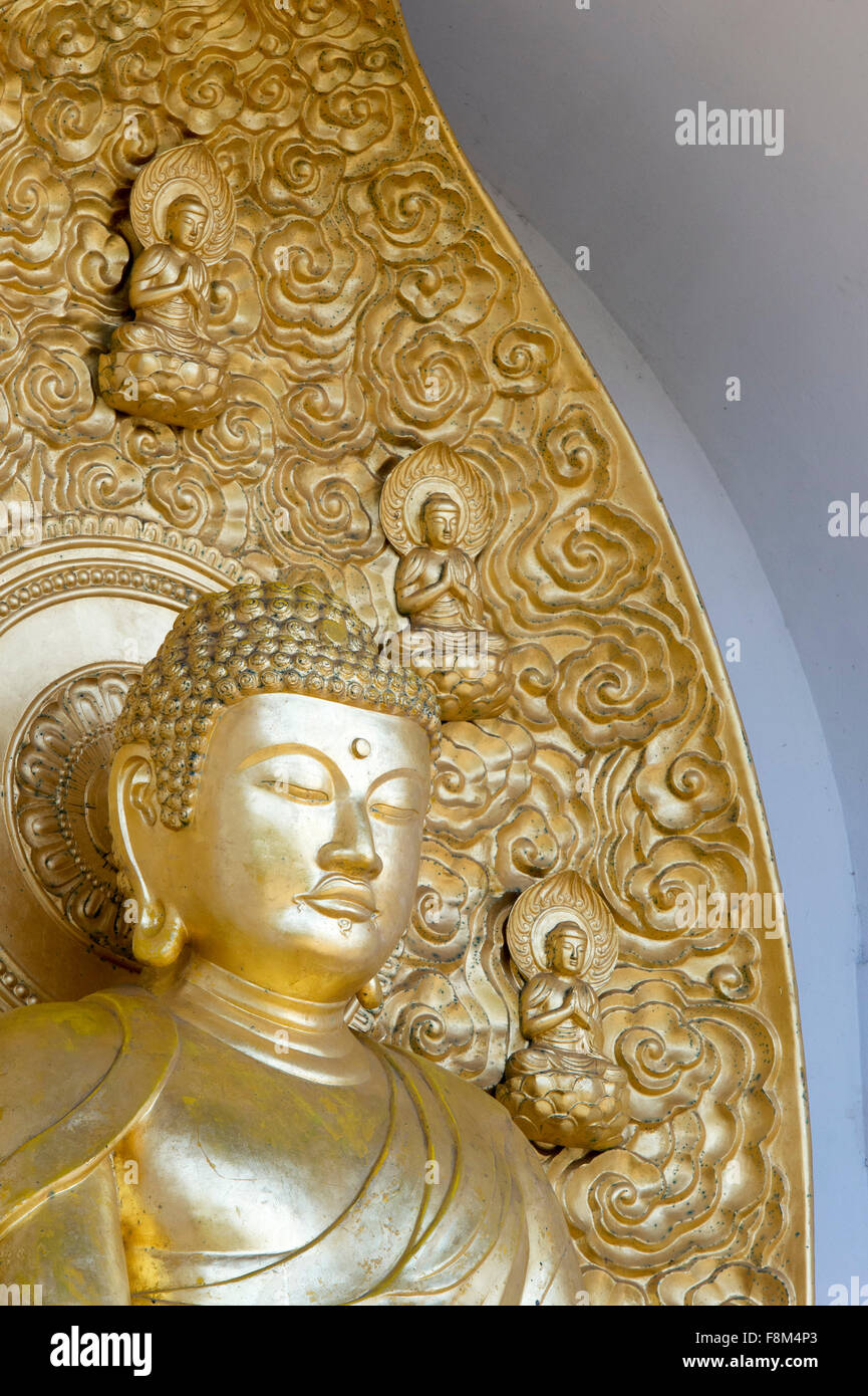 Golden Buddha nella Pagoda della Pace. Parco di Battersea, Londra, Inghilterra Foto Stock