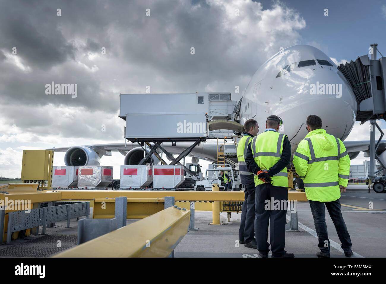 Personale di terra ispezionando un380 su supporto in aeroporto Foto Stock