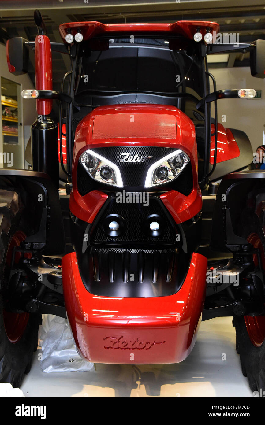 Azienda ceca ZETOR TRACTORS presenta un nuovo design dalla vettura italiana studio di design Pininfarina alla festa di Natale di Brno, in Repubblica ceca, 10 dicembre 2015. Il nuovo design è stato presentato ufficialmente in occasione del 2015 Fiera di Hannover in Germania un mese fa e sarà applicata a tutti i trattori devono essere fabbricate in futuro. L'impresa ritiene che la cooperazione con la ditta italiana rafforzerà il suo prestigio nel mondo. (CTK foto/Vaclav Salek) Foto Stock