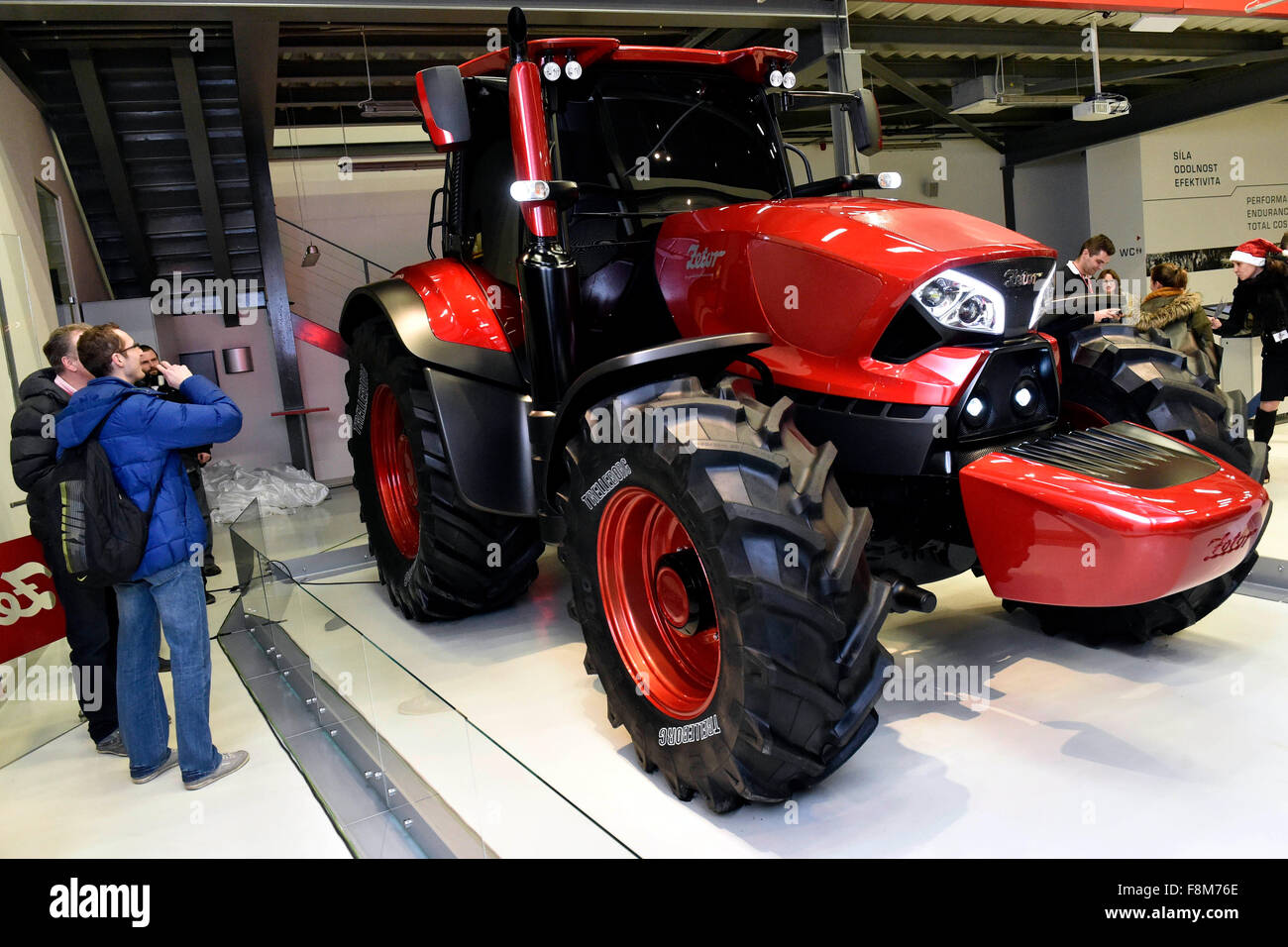 Azienda ceca ZETOR TRACTORS presenta un nuovo design dalla vettura italiana studio di design Pininfarina alla festa di Natale di Brno, in Repubblica ceca, 10 dicembre 2015. Il nuovo design è stato presentato ufficialmente in occasione del 2015 Fiera di Hannover in Germania un mese fa e sarà applicata a tutti i trattori devono essere fabbricate in futuro. L'impresa ritiene che la cooperazione con la ditta italiana rafforzerà il suo prestigio nel mondo. (CTK foto/Vaclav Salek) Foto Stock
