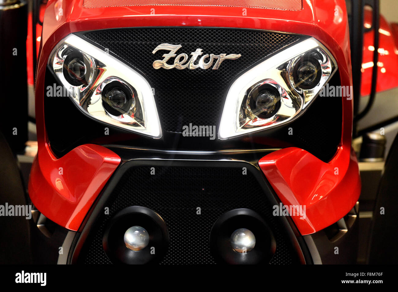 Azienda ceca ZETOR TRACTORS presenta un nuovo design dalla vettura italiana studio di design Pininfarina alla festa di Natale di Brno, in Repubblica ceca, 10 dicembre 2015. Il nuovo design è stato presentato ufficialmente in occasione del 2015 Fiera di Hannover in Germania un mese fa e sarà applicata a tutti i trattori devono essere fabbricate in futuro. L'impresa ritiene che la cooperazione con la ditta italiana rafforzerà il suo prestigio nel mondo. (CTK foto/Vaclav Salek) Foto Stock