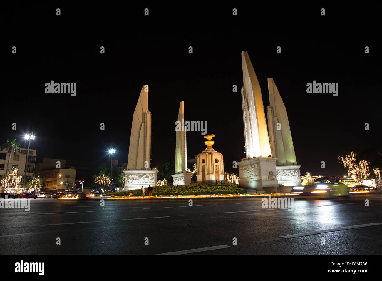 Bangkok, Bangkok, Thailandia. Decimo Dec, 2015. Una vista generale della democrazia il monumento di Ratchadamnoen Klang Road nel centro di Bangkok in Thailandia contrassegnare il giorno di costituzione il 10 dicembre 2015. © Guillaume Payen/ZUMA filo/Alamy Live News Foto Stock