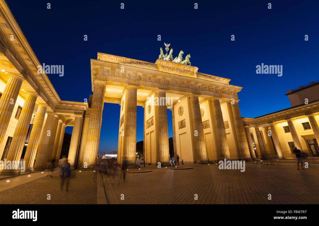 I riflettori Porta di Brandeburgo a Berlino la notte, Germania Foto Stock