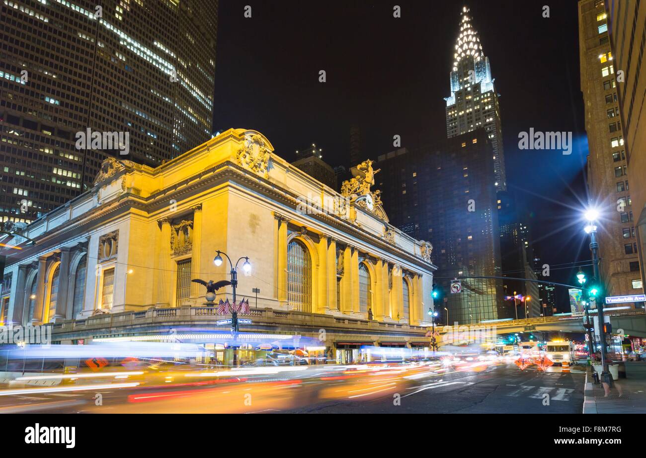 Il traffico intenso e la Grand Central Station di notte, New York, Stati Uniti d'America Foto Stock