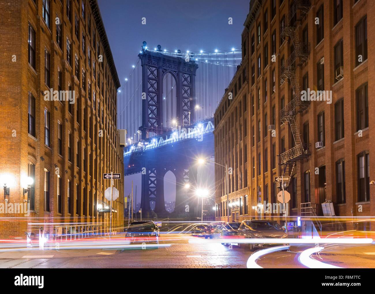 Manhattan Bridge e city apartments di notte, New York, Stati Uniti d'America Foto Stock