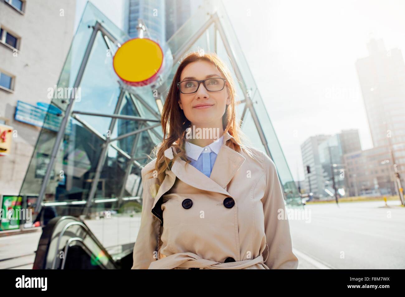Imprenditrice che indossano occhiali, sorridente Foto Stock