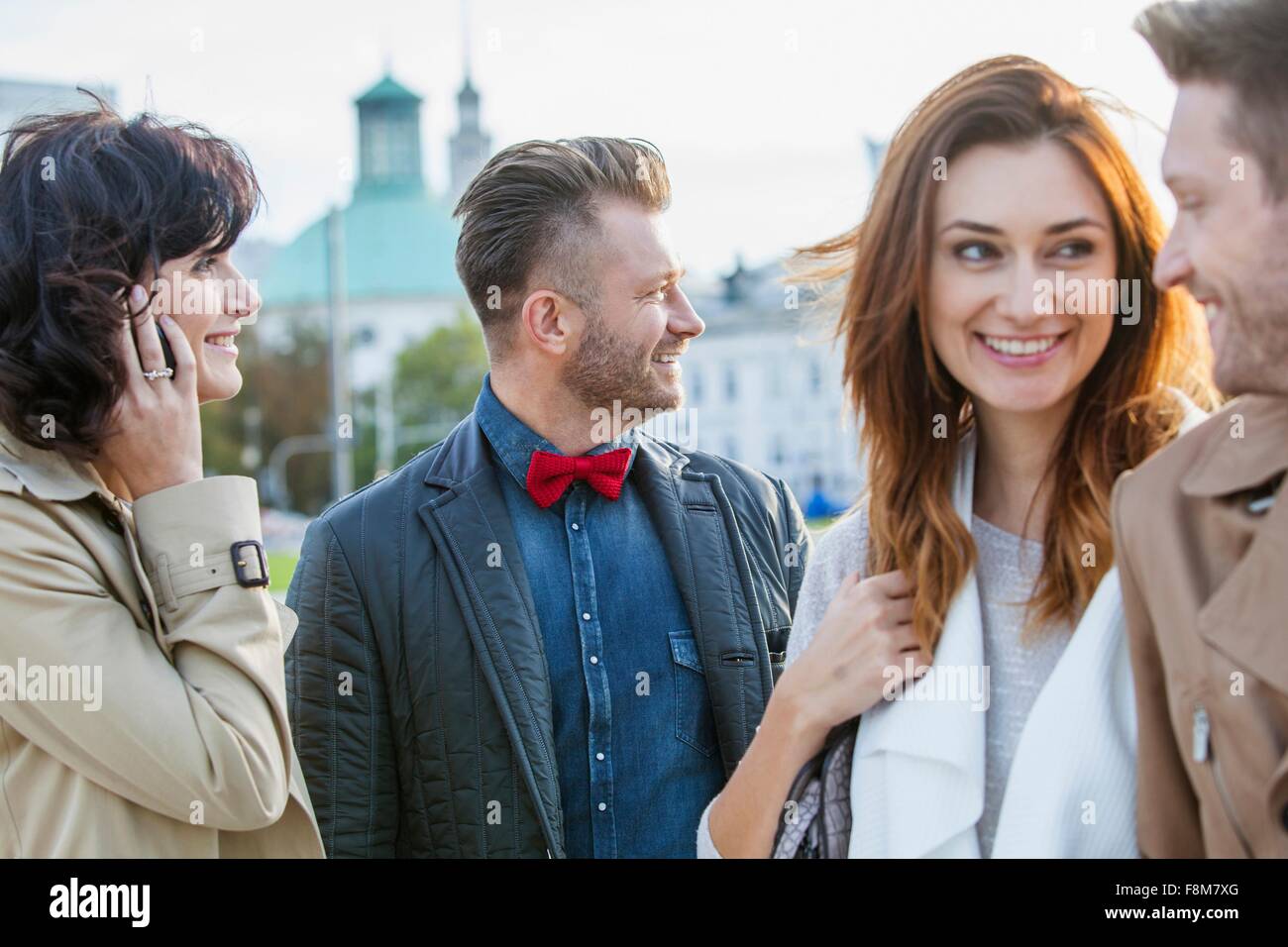 Metà amici adulti sorridente, ritratto Foto Stock