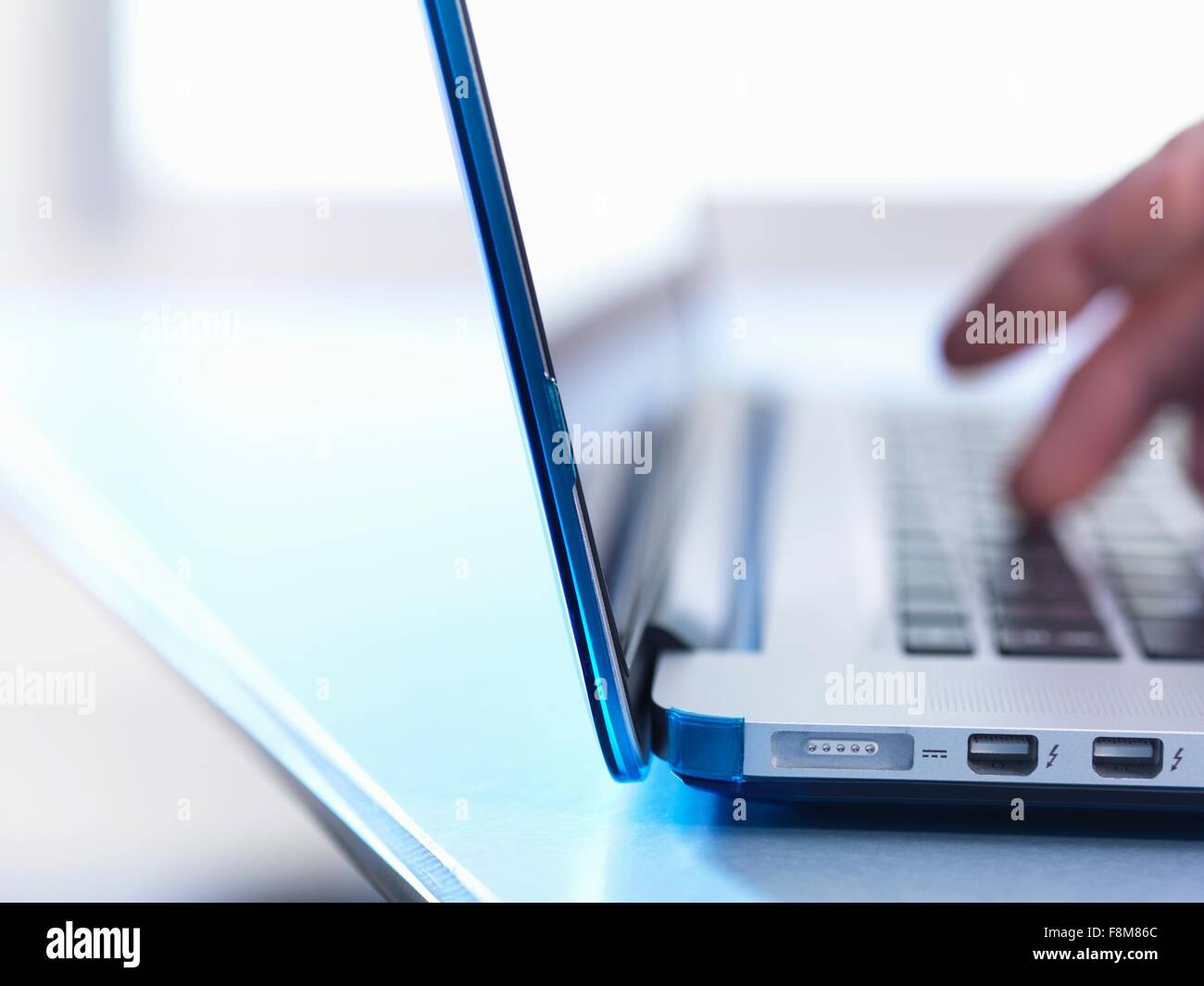 Persona utilizzando laptop, close up Foto Stock