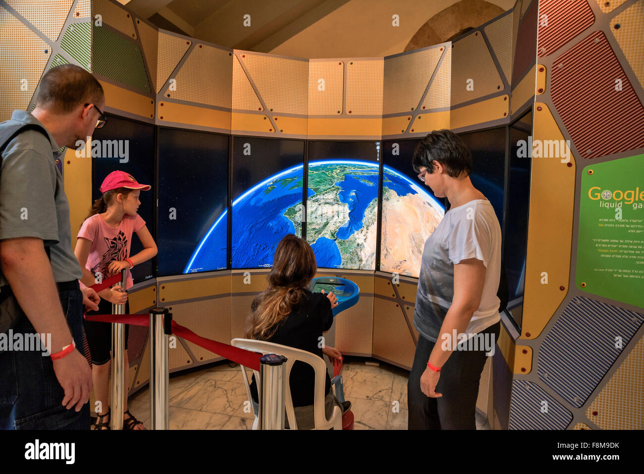 I visitatori della famiglia Google guarda il panorama di osservazione, il Museo Nazionale della Scienza e della tecnologia e dello spazio , Israele, Haifa Foto Stock