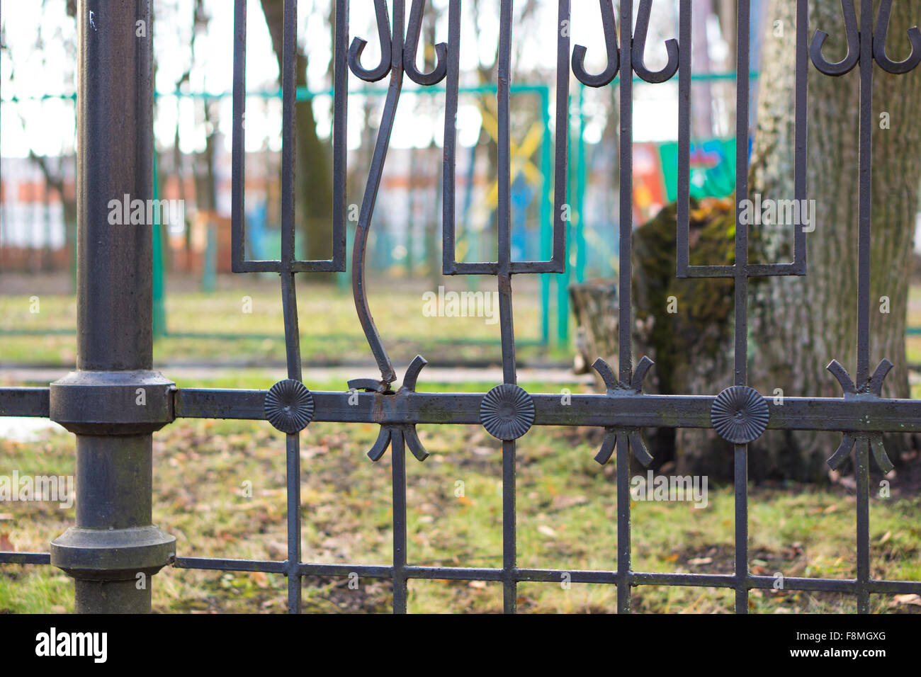 Ferro battuto recinto con elemento ripiegato Foto Stock