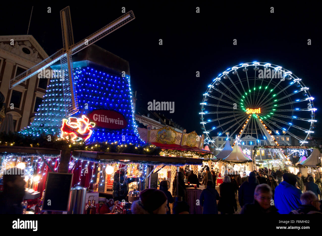 Illuminata, girandola colorata e la ruota panoramica Ferris presso il nuovo mercato di Natale su Nytorv a Strøget a Copenaghen, in Danimarca. Foto Stock
