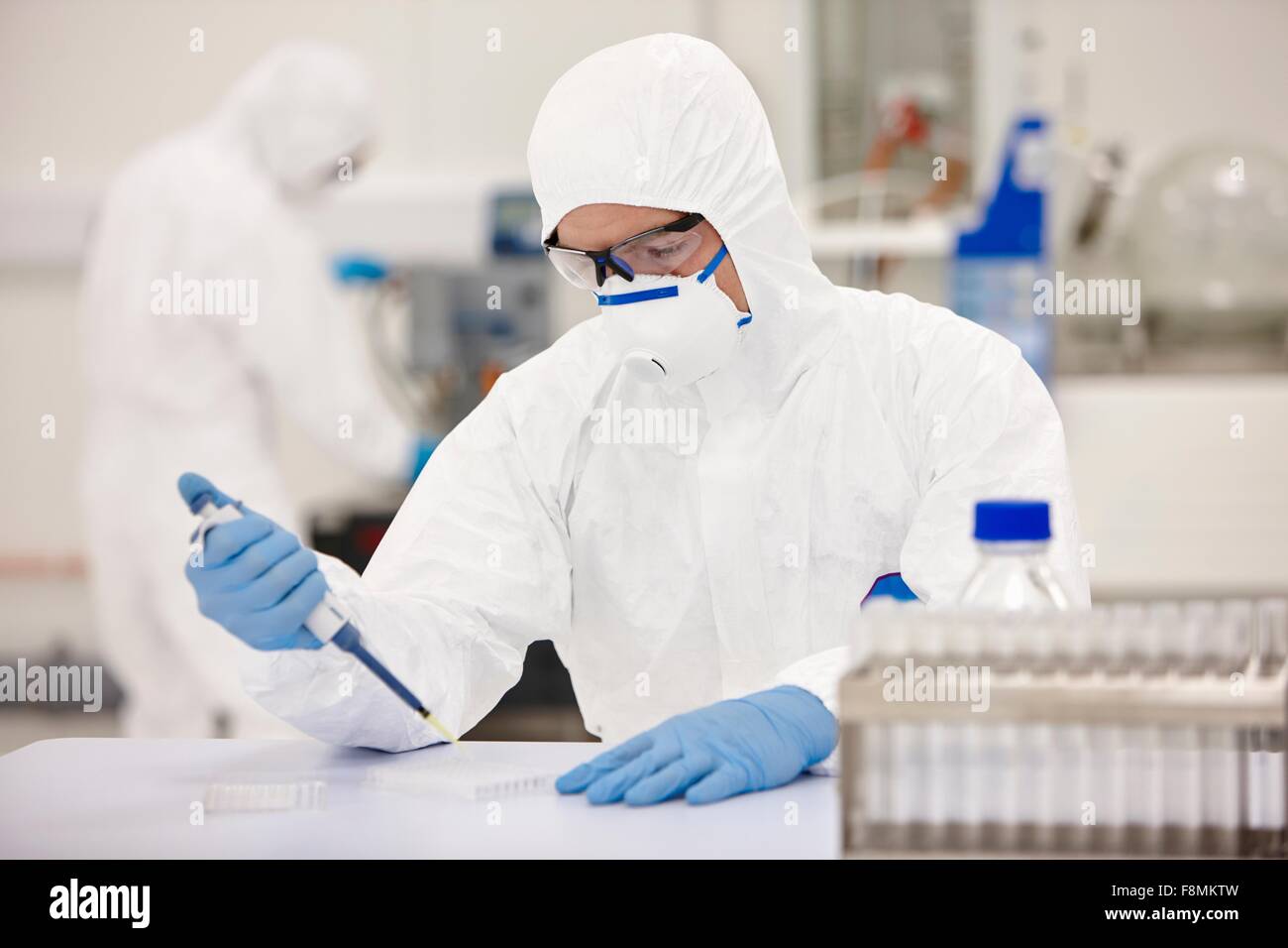 Gli scienziati che lavorano in laboratorio Foto Stock