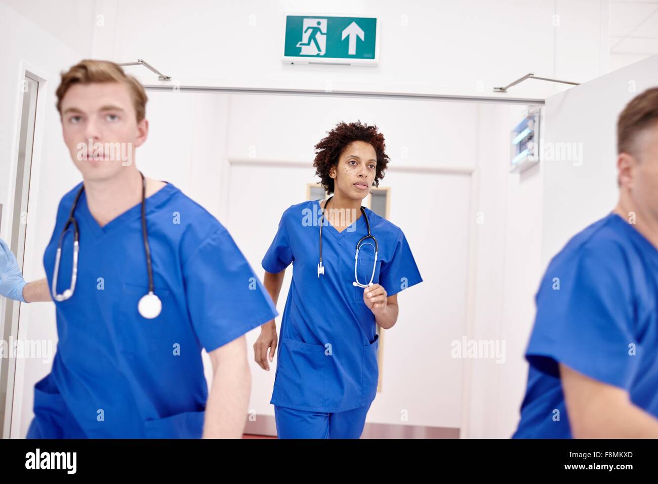 I medici in esecuzione nella sala di emergenza in ospedale Foto Stock