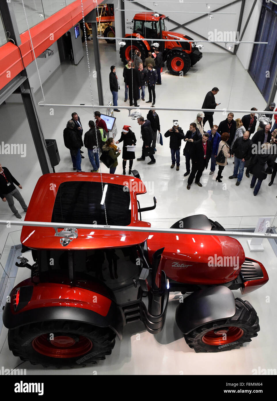 Azienda ceca ZETOR TRACTORS presenta un nuovo design dalla vettura italiana studio di design Pininfarina alla festa di Natale di Brno, in Repubblica ceca, 10 dicembre 2015. Il nuovo design è stato presentato ufficialmente in occasione del 2015 Fiera di Hannover in Germania un mese fa e sarà applicata a tutti i trattori devono essere fabbricate in futuro. L'impresa ritiene che la cooperazione con la ditta italiana rafforzerà il suo prestigio nel mondo. (CTK foto/Vaclav Salek) Foto Stock