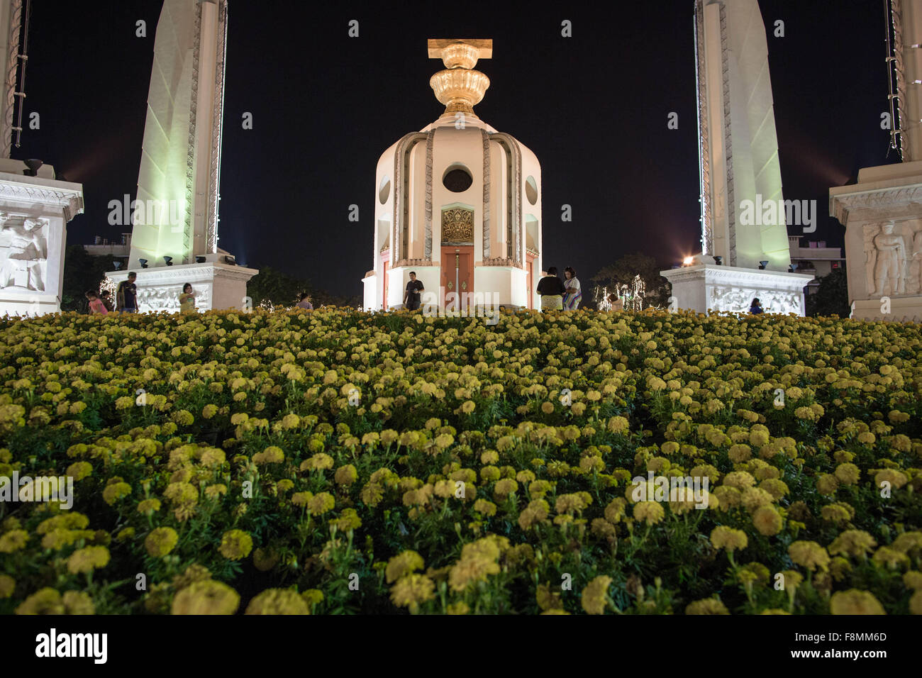 Bangkok, Bangkok, Thailandia. Decimo Dec, 2015. Una vista della democrazia il monumento di Ratchadamnoen Klang Road nel centro di Bangkok in Thailandia contrassegnare il giorno di costituzione il 10 dicembre 2015. © Guillaume Payen/ZUMA filo/Alamy Live News Foto Stock