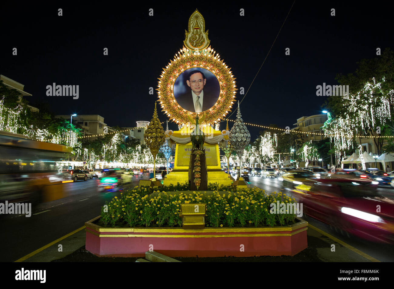 Bangkok, Bangkok, Thailandia. Decimo Dec, 2015. Una vista di un ritratto del Re Tailandese Bhumibol Adulyadej anteriore della democrazia il monumento di Ratchadamnoen Klang Road nel centro di Bangkok in Thailandia contrassegnare il giorno di costituzione il 10 dicembre 2015. © Guillaume Payen/ZUMA filo/Alamy Live News Foto Stock