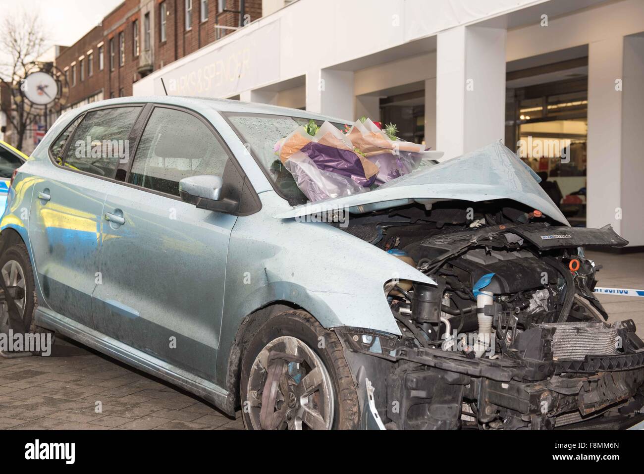 Brentwood, Essex, Regno Unito. 10 dicembre, 2015. Essex strade più sicure del partenariato sono stati in Brentwood High Street la sensibilizzazione del bere e del farmaco guida con i rappresentanti di forze di polizia e di fuoco Brentwood Consiglio Credito: Ian Davidson/Alamy Live News Foto Stock