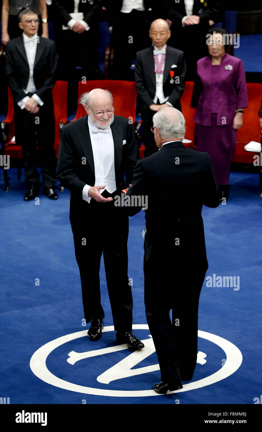 Stoccolma, Svezia. Decimo Dec, 2015. 2015's il Premio Nobel per la medicina e la Fisiologia William C. Campbell (L) riceve il premio dalla Svezia il re Carl XVI Gustaf durante il Premio Nobel Cerimonia di premiazione presso la Sala dei Concerti di Stoccolma capitale della Svezia, Dic 10, 2015. Credito: Voi Pingfan/Xinhua/Alamy Live News Foto Stock