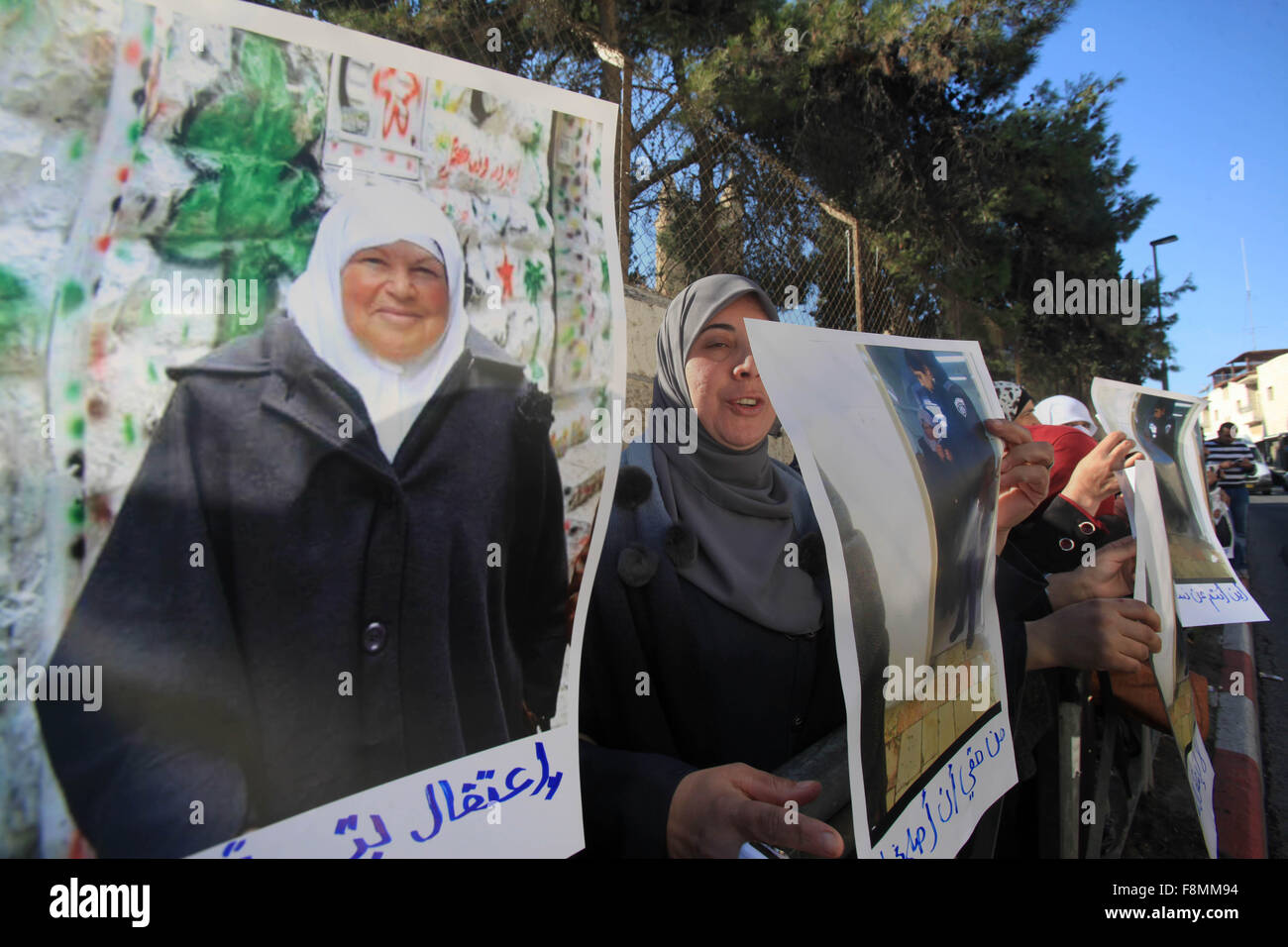 Gerusalemme, Gerusalemme, Territorio palestinese. Decimo Dec, 2015. Prendere palestinese parte durante una manifestazione di protesta per mostrare solidarietà con il prigioniero palestinese Zeenat Jallad, 62, nella zona occupata di Gerusalemme a Dic. 10, 2015 © Mahfouz Abu Turk/immagini APA/ZUMA filo/Alamy Live News Foto Stock