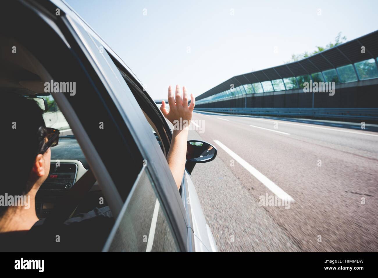 Donna che viaggia sull'autostrada, Garda, Italia Foto Stock