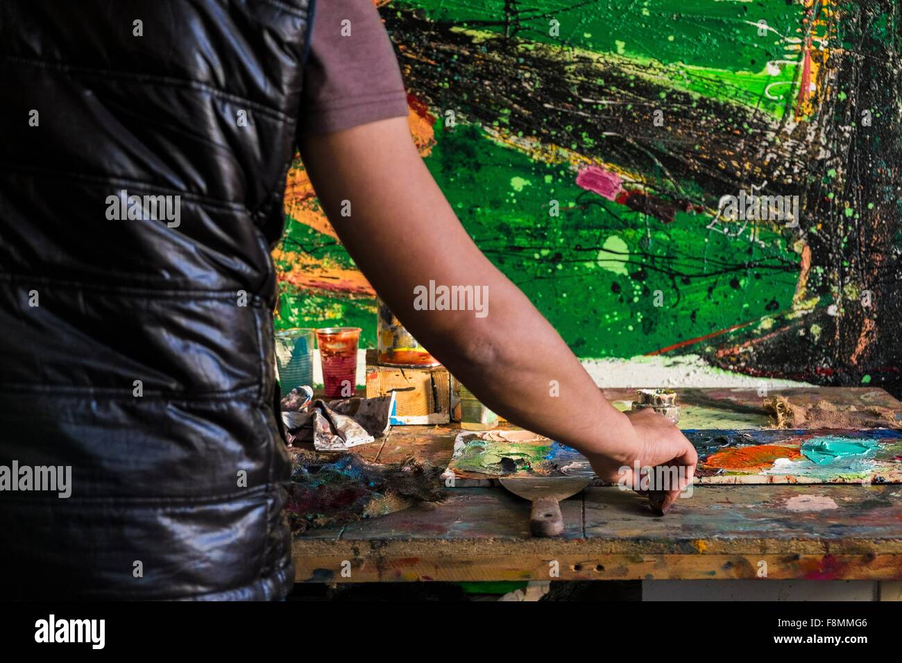 Metà uomo adulto, pittura, metà sezione, vista posteriore Foto Stock