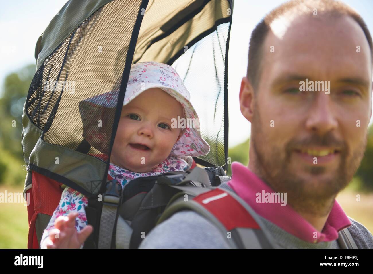 Padre bambino portando la figlia sul retro Foto Stock