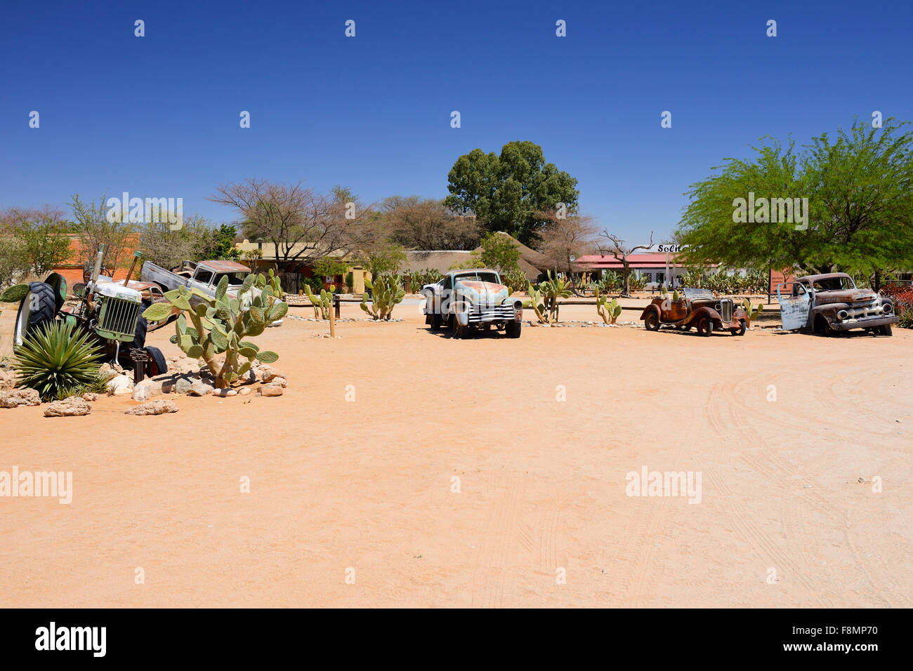 Veicoli abbandonati in ingresso alla città deserto di Solitario, Namibia Foto Stock