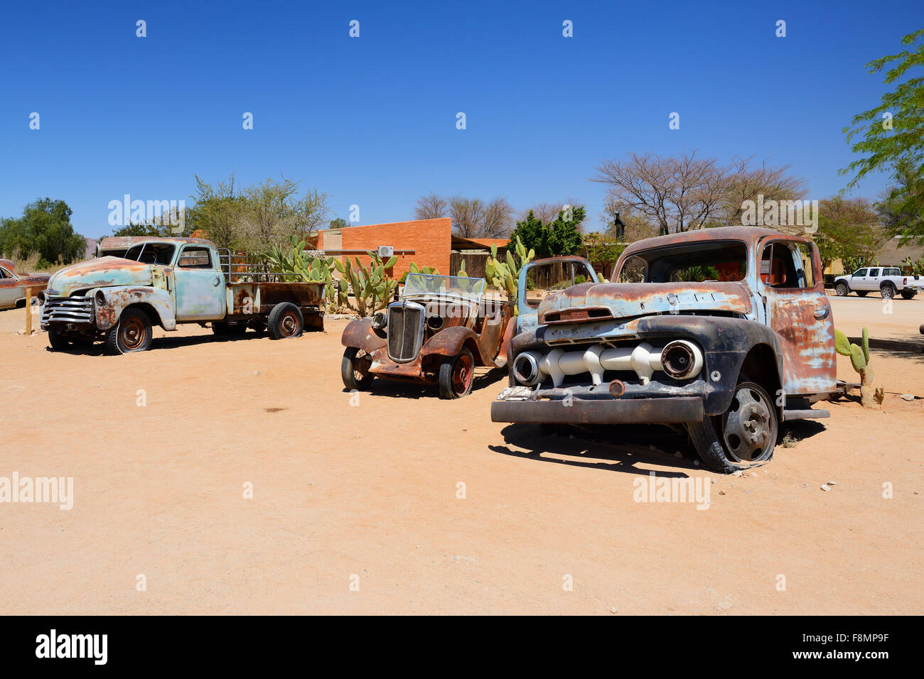 Veicoli abbandonati in ingresso alla città deserto di Solitario, Namibia Foto Stock