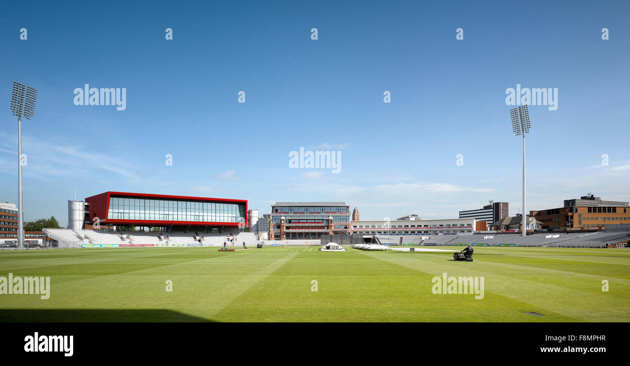 Il Lancashire County Cricket Club, Manchester. Una vista verso il basso il passo al padiglione presso il Lancashire County Cricket Club, Manchester Foto Stock