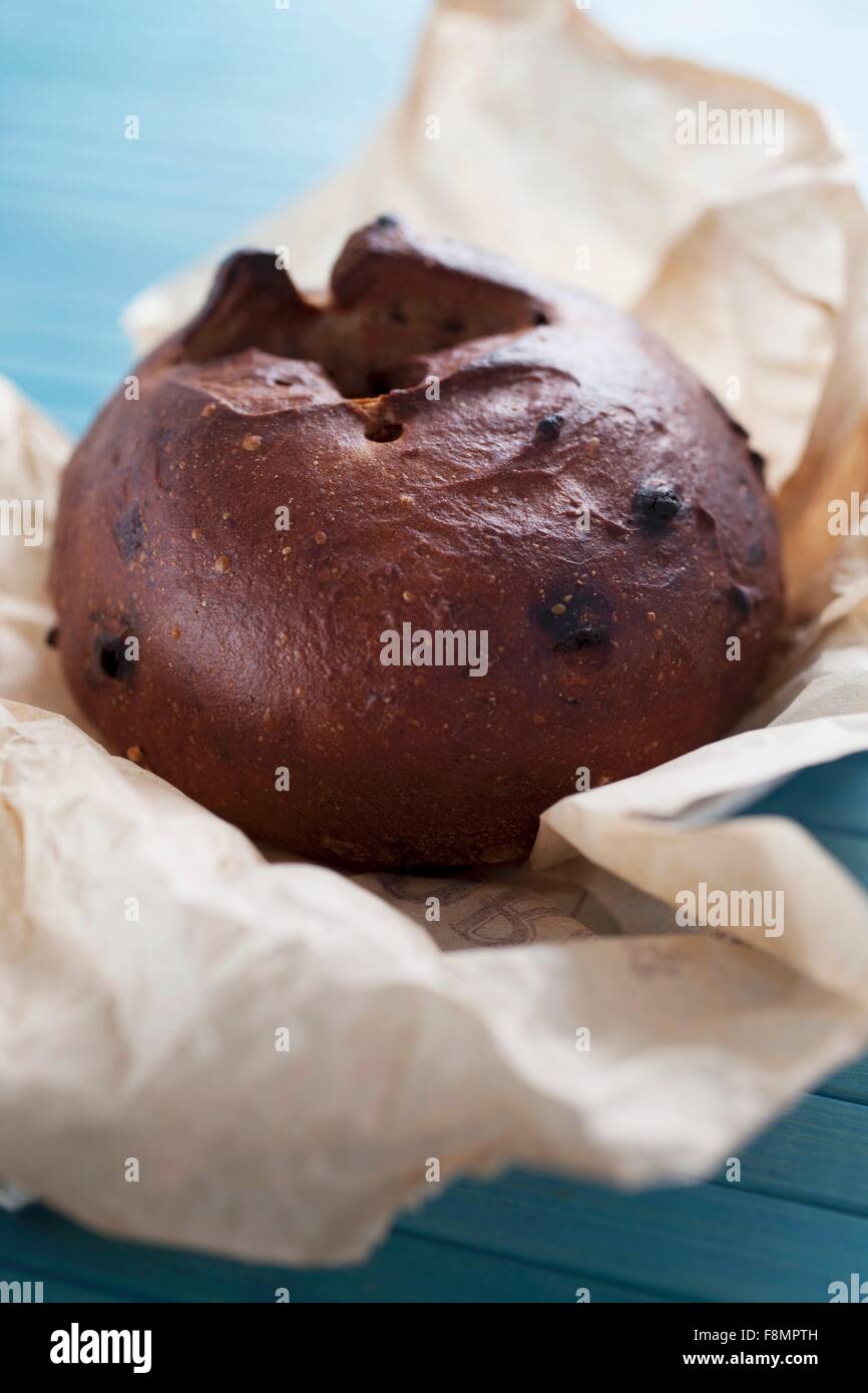 Pane al cioccolato su carta Foto Stock