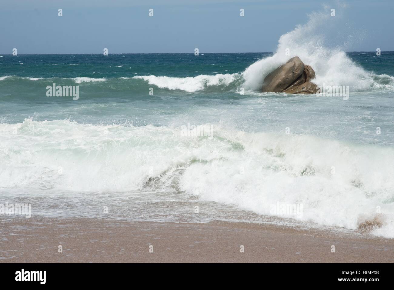 Ondata di schiantarsi contro le rocce in oceano, Castelsardo, Sardegna, Italia Foto Stock