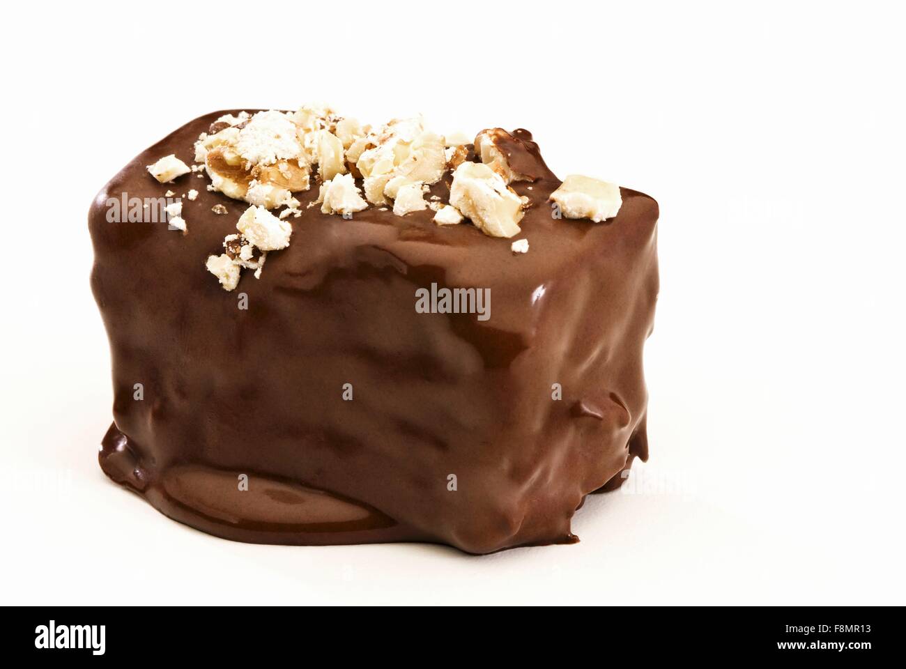 Il cioccolato scuro coperto brownie con dadi; sullo sfondo bianco Foto Stock