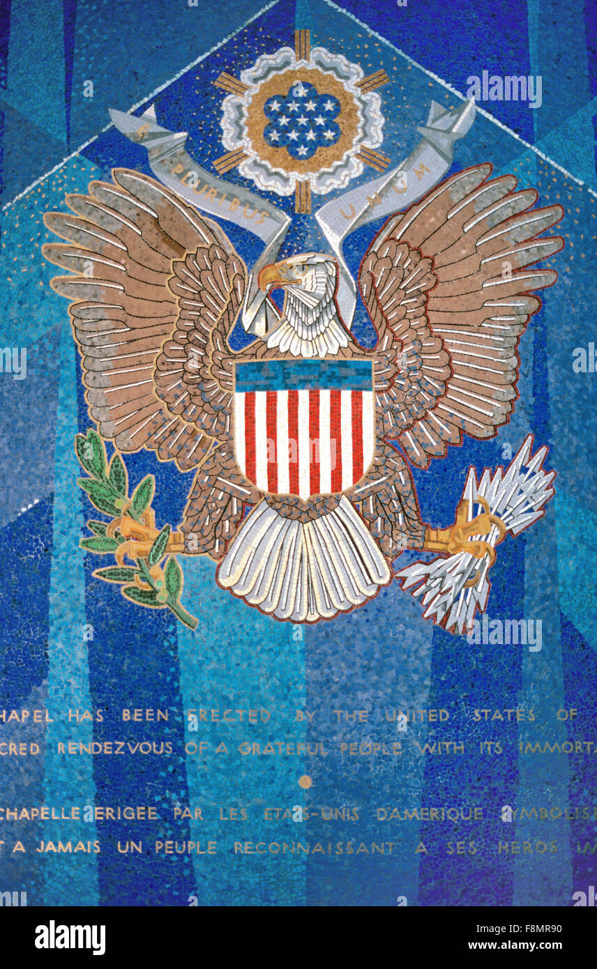American Eagle emblema & mosaico nella Cappella Memoriale dell'esercito americano guerra mondiale due cimitero di Draguignan Var Provence Francia Foto Stock