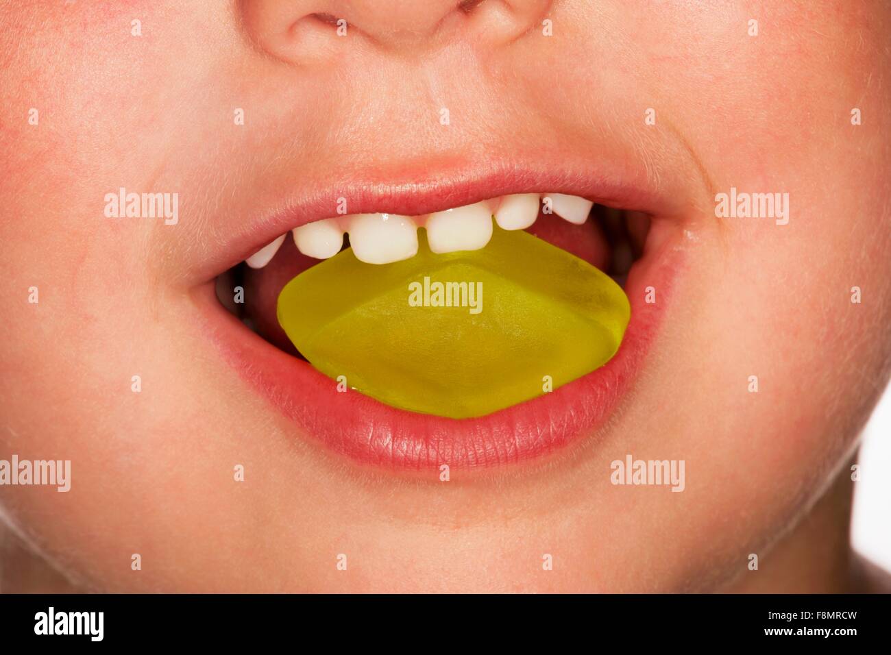 Bambino mangiare vino giallo gum Foto Stock