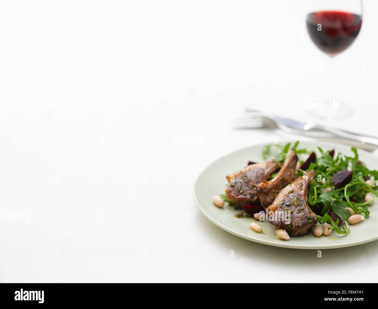 Costolette di agnello con un misto di foglie di insalata Foto Stock