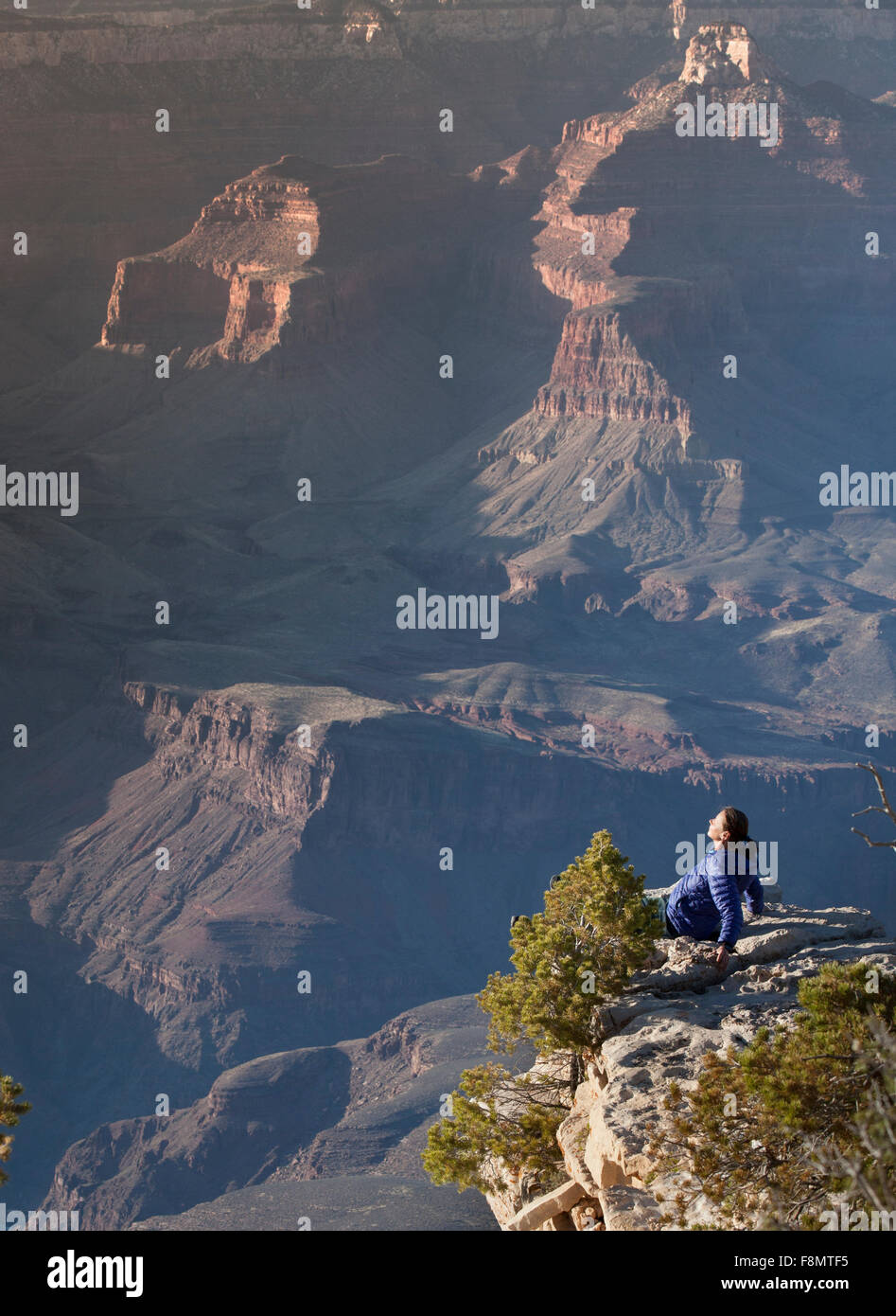 Donna in piedi sul southrim del Grand Canyon Foto Stock