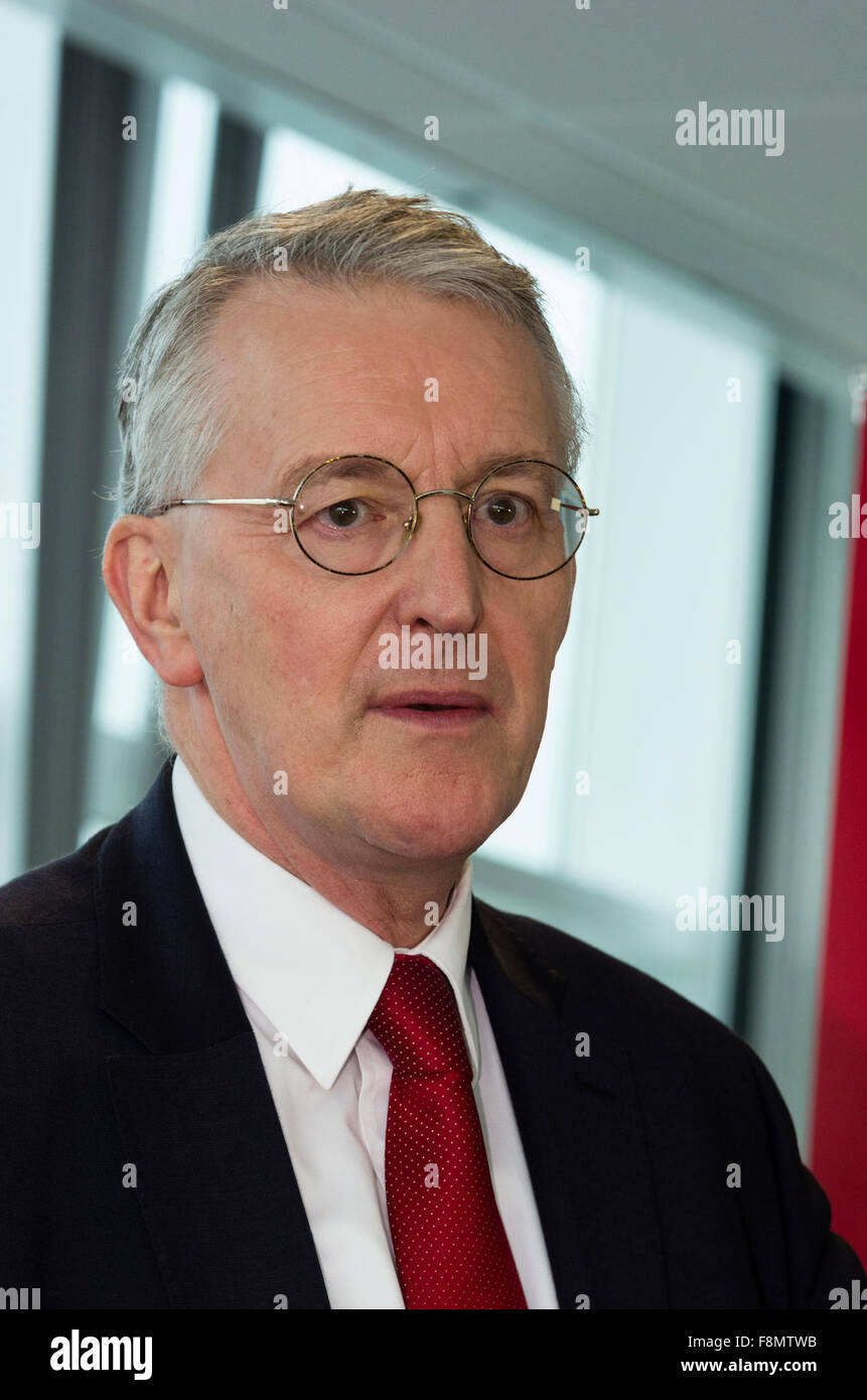 L'aeroporto di Stansted, Essex, Regno Unito. 10 dicembre, 2015. L'onorevole Hilary Benn ombra Segretario agli esteri dell'opposizione laburista, affronta una riunione di lavoro in campagna che si battono per il Regno Unito a votare per rimanere nell'Unione europea in occasione del prossimo referendum Credito: William Edwards/Alamy Live News Foto Stock