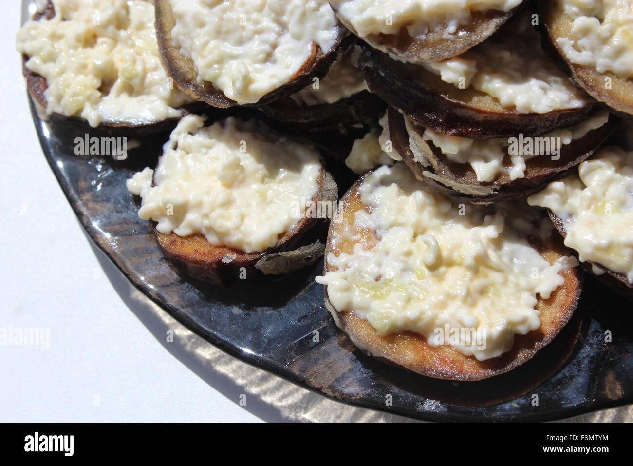 Piatto da pezzi di fritto di melanzane in salsa Foto Stock