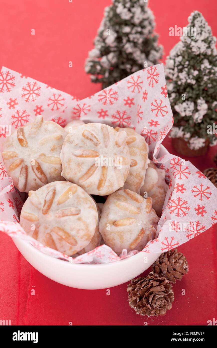 Gingerbread cookie in un piatto rivestito con carta di Natale Foto Stock